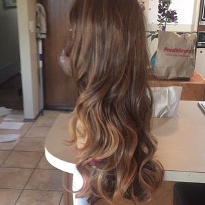 Long wavy synthetic wig unused  dark blond